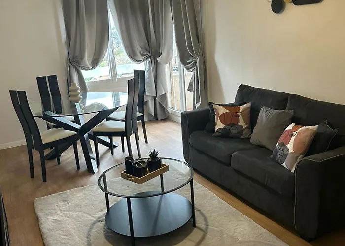 Proche Du Metro Et Universite