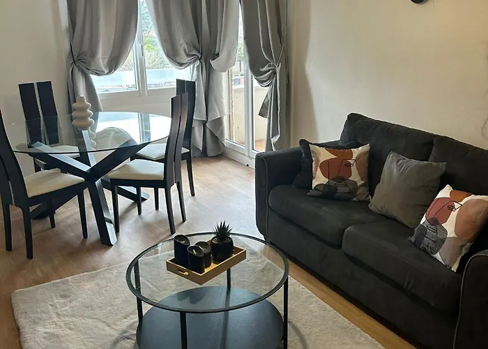 Proche Du Metro Et Universite Апартаменты *