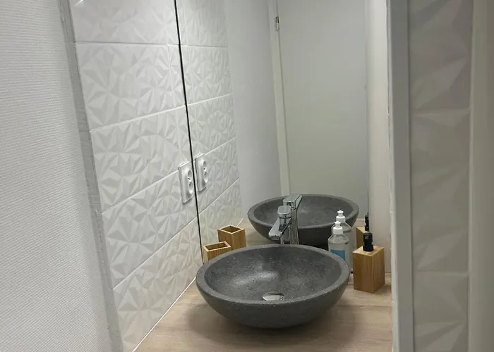 Proche Du Metro Et Universite *